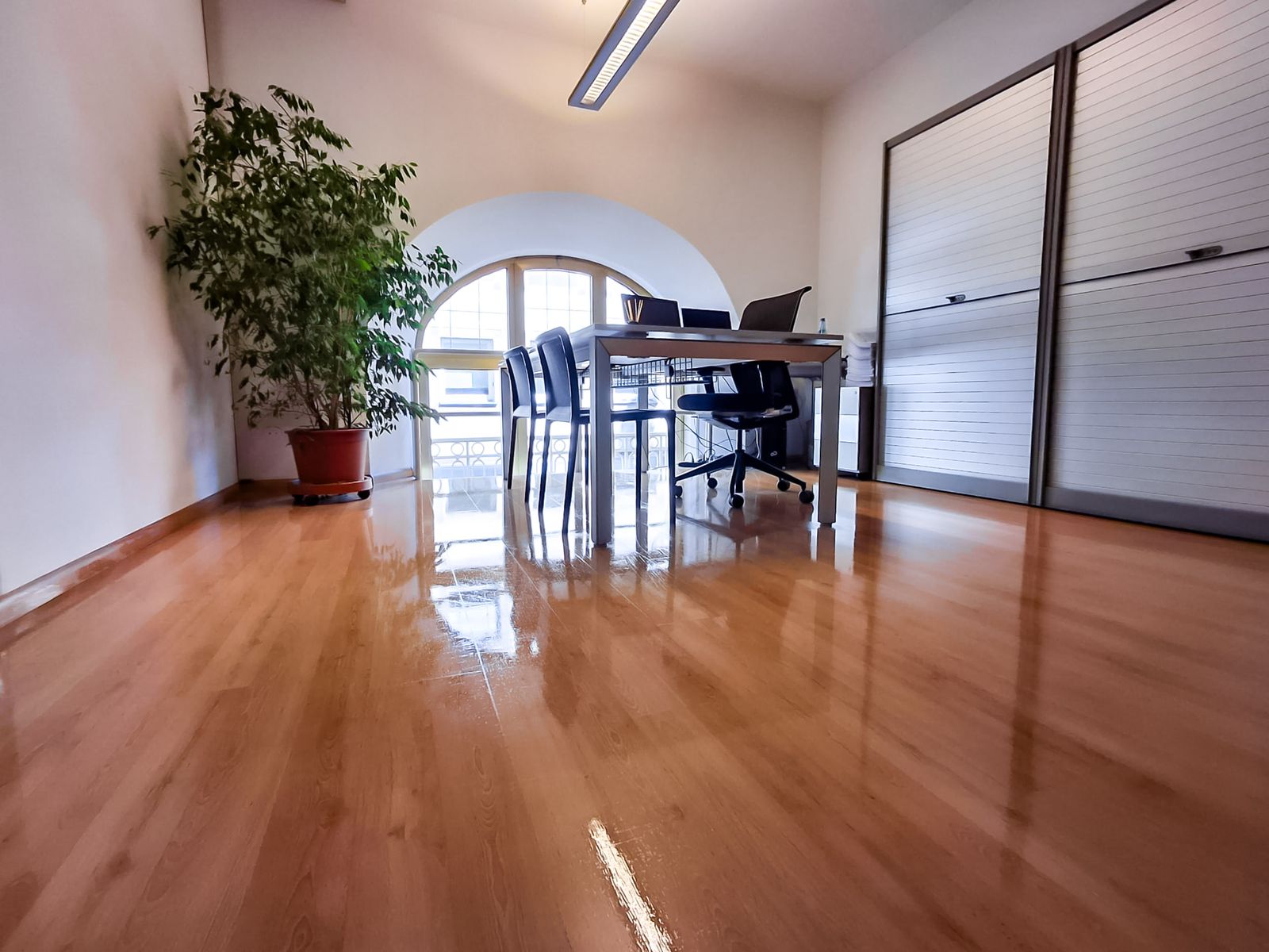 Ufficio con parquet e finestra ad arco
