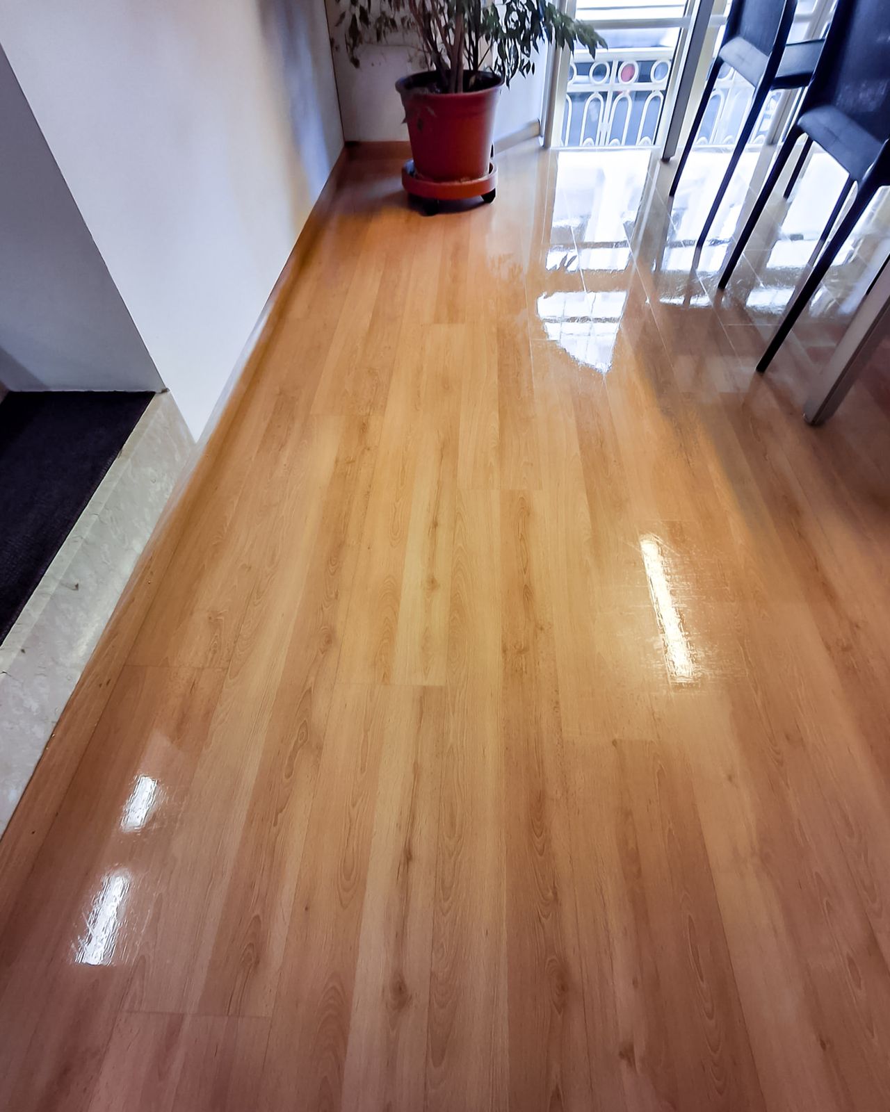 Parquet lucido davanti a una finestra